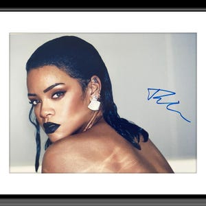 RIHANNA signed autographed photo COA Hologram main image 0