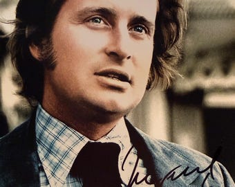 Fotografía original autografiada de Michael Douglas en las calles de San Francisco, enmarcada.