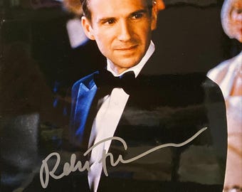 Ralph Fiennes handsigniertes Foto - gerahmt