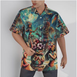 Puede incluir: Camisa de manga corta con un estampado hawaiano vibrante. El diseño presenta estatuas tiki, bailarinas de hula y flores tropicales en tonos de azul, verde y naranja. La camisa tiene un cuello clásico y cierre de botones.