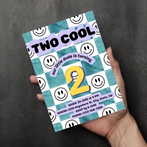 Puede incluir: Una invitación de cumpleaños con un fondo a cuadros turquesa y blanco, con el texto "TWO COOL" y "our little dude is turning 2". La invitación incluye detalles del evento y gráficos de caras sonrientes.