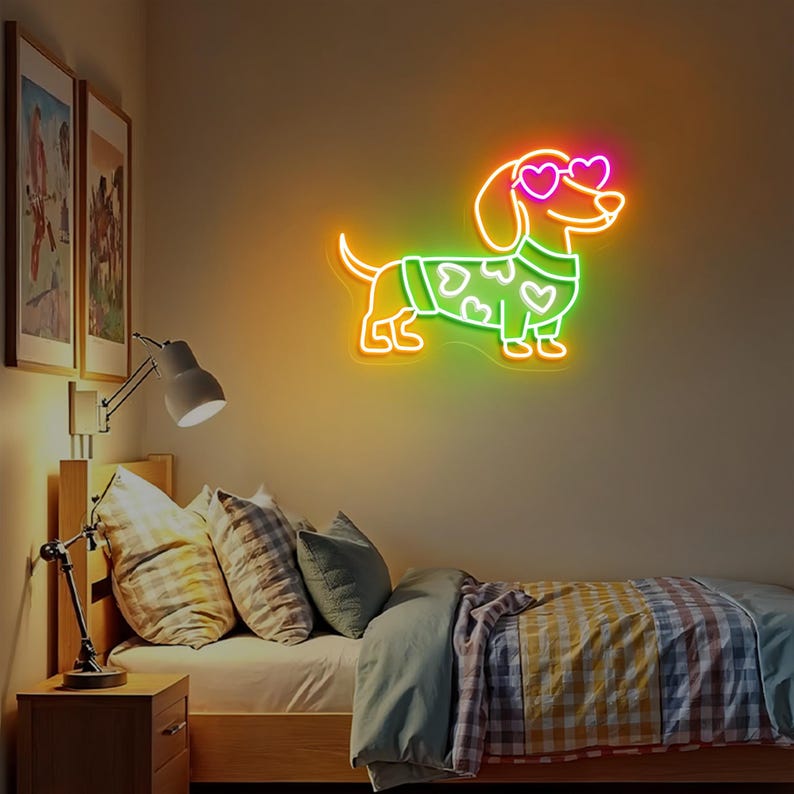 K&ouml;nnte beinhalten: Neon-Schild mit einem Dackel, der eine herzf&ouml;rmige Sonnenbrille und einen gr&uuml;nen Pullover mit Herzen tr&auml;gt. Das Schild ist an einer Wand &uuml;ber einem Bett mit einer karierten Bettdecke angebracht.