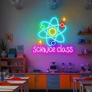Puede incluir: Un letrero de neón en un aula de ciencias muestra un símbolo de átomo brillante en azul, verde, amarillo y rojo, con las palabras "science class" en rosa. La habitación tiene equipos de laboratorio, estanterías y escritorios.