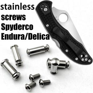 Puede incluir: Un juego de tornillos y tuercas cilíndricas de acero inoxidable plateado para una navaja plegable Spyderco Endura o Delica. La imagen incluye una navaja negra con mango texturizado y clip de bolsillo, junto a varios componentes metálicos.