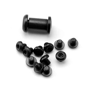 Puede incluir: Un conjunto de componentes de hardware negros que incluye una tuerca cilíndrica con cabeza plana y extremo redondeado, acompañada de diez tornillos negros pequeños con cabezas de accionamiento en estrella y vástagos roscados.