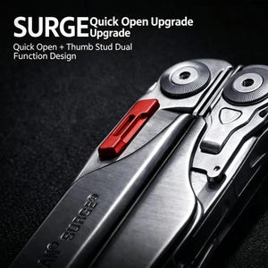 Pode incluir: Uma ferramenta multifuncional prateada com uma peça de destaque vermelha e pontos de articulação circulares. O texto SURGE Quick Open Upgrade e Quick Open + Thumb Stud Dual Function Design é visível. A ferramenta tem acabamento em metal escovado.