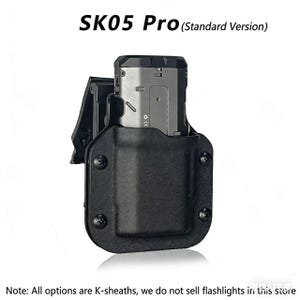 Könnte beinhalten: Schwarze K-Scheide für SK05 Pro (Standard Version) mit schwarzem Clip und vier schwarzen Schrauben. Die Scheide hält ein silbernes und schwarzes Gerät. Der Text auf dem Bild lautet "SK05 Pro (Standard Version)" und "Note: All options are K-sheaths, we do not sell flashlights in this store."