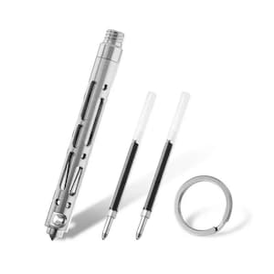 Pode incluir: Uma caneta de metal prateado com um design texturizado, duas recargas de tinta preta e um porta-chaves prateado. A caneta tem uma ponta e uma tampa de rosca. As recargas têm invólucros de plástico branco. O porta-chaves tem um design circular simples.