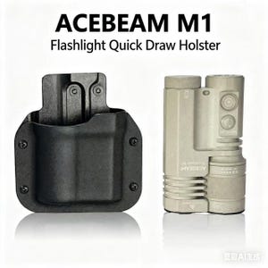 Puede incluir: Un conjunto Acebeam M1 que incluye una linterna y una funda de extracción rápida. La linterna es de color beige claro con un agarre texturizado y varios botones. La funda es negra y tiene forma rectangular con esquinas redondeadas. El texto "ACEBEAM M1" y "Flashlight Quick Draw Holster" es visible.
