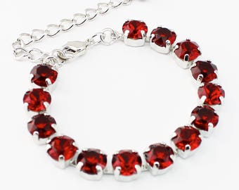 Bracciale tennis in cristallo rosso, bracciale Chaton da 8 mm con catena regolabile per tutti i giorni, pietra portafortuna di luglio, regalo per damigella d'onore con strass