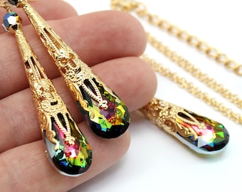 Collana con ciondolo lungo in cristallo arcobaleno, orecchini lunghi, set di gioielli in smeraldo e rubino, gioielli vittoriani, damigelle d'onore in oro pavone