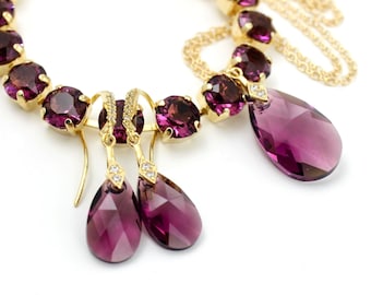 Smyckeset i lila kristaller i guld, plommonörhängen, halsbandshänge, tennisarmband, aubergine-smycken, brudtärnepresent