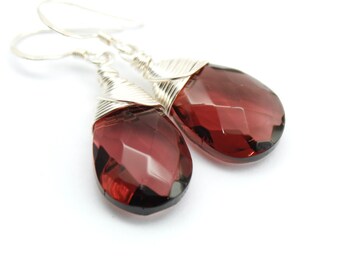 Örhängen i rosfärgad kristall, vinröd krok i sterlingsilver, inlindade örhängen, plommonpäron, brudsmycken, hängande päronörhängen för henne
