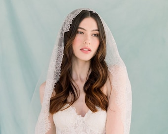 Lace mantilla veil - Mantilla veil - Spanish veil - Wedding Veil - Bridal Veil - Lace Veil - Lace trim veil