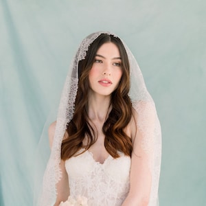 Lace mantilla veil - Mantilla veil - Spanish veil - Wedding Veil - Bridal Veil - Lace Veil - Lace trim veil