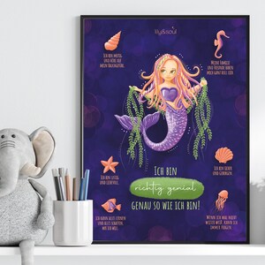 Può includere: Una sirena viola con i capelli rosa e una corona è circondata da alghe. Il testo sul poster dice "Ich bin richtig genial genau so wie ich bin!" che si traduce in "Sono davvero fantastico così come sono!"