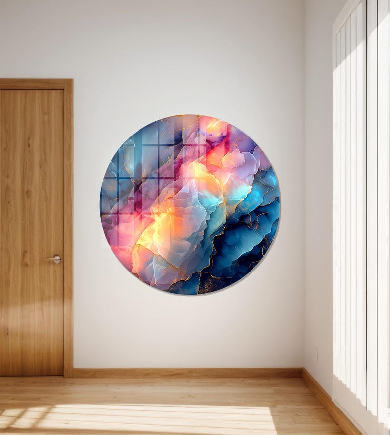Pu&ograve; includere: Un'opera d'arte murale rotonda con un design astratto. L'opera presenta una miscela di colori, tra cui blu, rosa, arancione e oro. &Egrave; montata su una parete bianca, aggiungendo un tocco moderno all'arredamento.