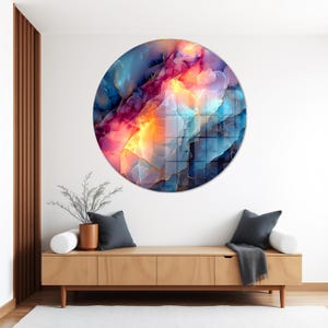 Pu&ograve; includere: Un'opera d'arte murale rotonda con un design astratto. L'opera presenta una miscela di colori, tra cui blu, rosa, arancione e oro. Il design assomiglia a un acquerello o a un primo piano di una gemma. &Egrave; montata su una parete bianca.