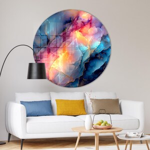 Pu&ograve; includere: Un'opera d'arte murale rotonda con un design astratto. L'opera presenta una miscela di colori, tra cui blu, rosa, arancione e oro. Il design assomiglia a un motivo a vortice, creando un pezzo dinamico e visivamente accattivante.