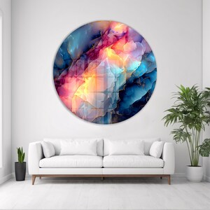 Pu&ograve; includere: Una grande opera d'arte murale rotonda con un design astratto. L'opera presenta una miscela di colori, tra cui blu, rosa, giallo e oro. Il design assomiglia a un acquerello o a un primo piano di una pietra preziosa.