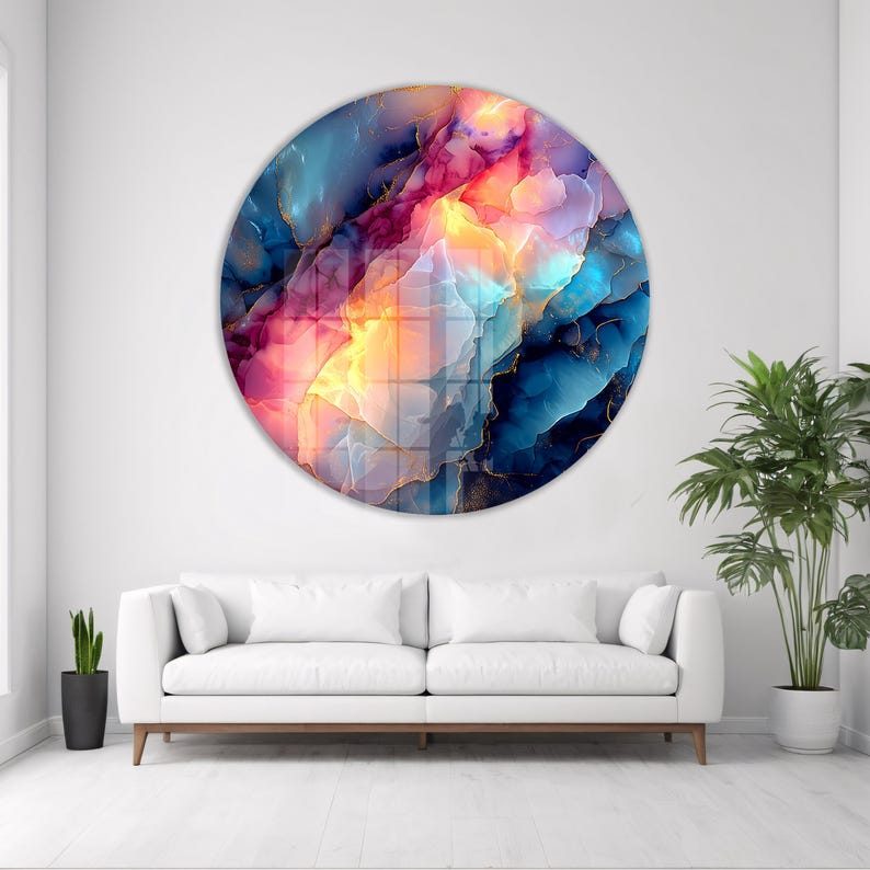 Pu&ograve; includere: Una grande opera d'arte murale rotonda con un design astratto. L'opera presenta una miscela di colori, tra cui blu, rosa, giallo e oro. Il design assomiglia a un acquerello o a un primo piano di una pietra preziosa.