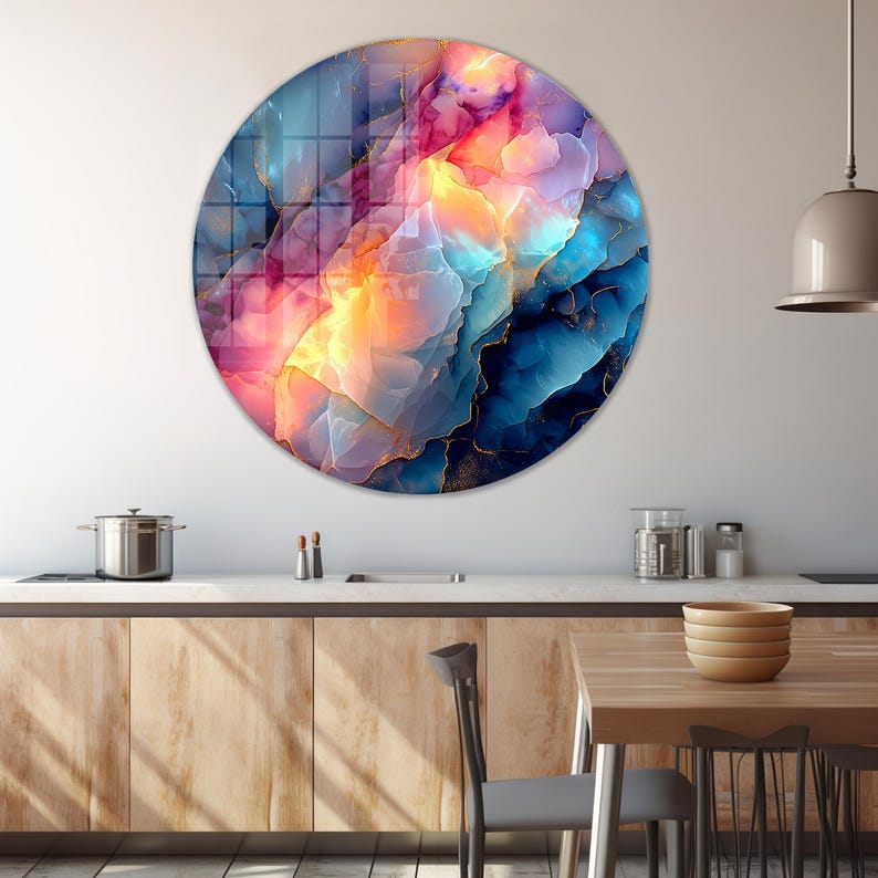 Pu&ograve; includere: Un'opera d'arte murale rotonda con un design astratto colorato. L'opera presenta un mix di blu, rosa, arancione e accenti dorati, creando un effetto visivo vibrante. Il pezzo &egrave; montato su una parete bianca, aggiungendo un tocco moderno allo spazio. Il diametro &egrave; di circa 60 cm.