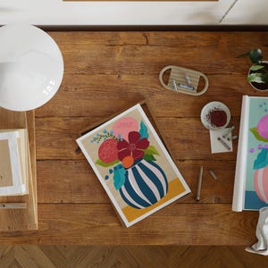 Póster floral moderno – Jarrón colorido con flores estilizadas
