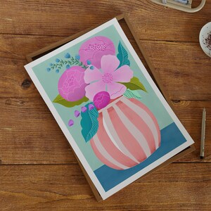 Póster floral de verano – Jarrón a rayas con flores en tonos rosas