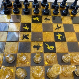 Puede incluir: Juego de tres tazas de cerámica con acabado mate moteado. Las tazas son de color crema, gris claro y gris oscuro. Cada taza tiene un diseño simple y minimalista, ideal para café o té.