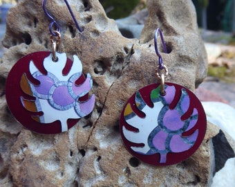 Trashy Tinsel dangle earrings with leaves in purple and maroon