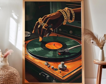 Pode incluir: Uma impressão artística emoldurada retratando uma mão de pele escura adornada com vários anéis e pulseiras de ouro, posicionada sobre um disco de vinil verde em um toca-discos laranja. A ilustração apresenta um estilo de alto contraste.