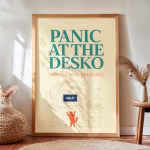 Könnte beinhalten: Ein gerahmter Kunstdruck mit dem Text "PANIC AT THE DESKO" in Türkis, darunter "DANCING WITH DEADLINES". Die Illustration zeigt einen Schreibtisch mit einer Katze, einem Computer und einem "HELP!"-Button. Der Rahmen ist aus Holz.