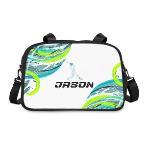 Könnte beinhalten: Weiße Umhängetasche mit einem abstrakten Design in Blau, Grün und Grau. Die Tasche hat einen schwarzen Riemen und den Namen "JASON" in schwarzen Buchstaben.