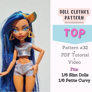 Puede incluir: Una muñeca con cabello azul, top corto y pantalones cortos plateados, aretes dorados y una diadema dorada. La imagen incluye el texto "DOLL CLOTHES PATTERN" y "TOP". El patrón se adapta a muñecas delgadas 1/6 y muñecas pequeñas y curvilíneas 1/6.