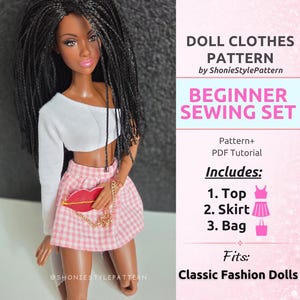 Puede incluir: Una muñeca de moda con cabello largo negro trenzado viste un top blanco de un solo hombro y una falda de cuadros vichy rosa y blanco, sosteniendo un bolso rojo con forma de labios y cadena dorada. Texto: DOLL CLOTHES PATTERN by ShonieStylePattern.