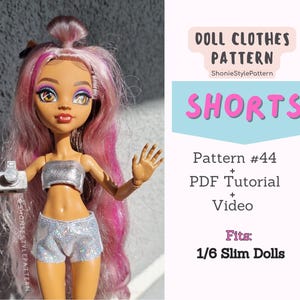 Könnte beinhalten: Eine Puppe mit rosa Haaren und einem silbernen Oberteil und Shorts. Die Puppe hält eine Kamera. Das Bild enthält den Text "DOLL CLOTHES PATTERN SHORTS Pattern #44 PDF Tutorial + Video Fits: 1/6 Slim Dolls."