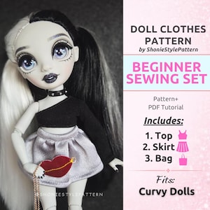 Puede incluir: Una muñeca con cabello dividido en negro y blanco viste un top negro de un solo hombro y una falda plateada con un bolso en forma de labios rojos. El texto dice: DOLL CLOTHES PATTERN by ShonieStylePattern, BEGINNER SEWING SET, Pattern+ PDF Tutorial, Includes: 1. Top, 2. Skirt, 3. Bag, Fits: Curvy Dolls.