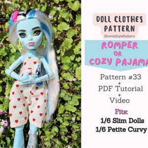 Może przedstawiać: Lalka w białym romperze z czerwonymi sercami. Lalka ma niebieską skórę, długie białe włosy z niebieskimi i różowymi pasemkami oraz żółte kolczyki. Tekst na zdjęciu brzmi "DOLL CLOTHES PATTERN" i "ROMPER OR COZY PAJAMA."
