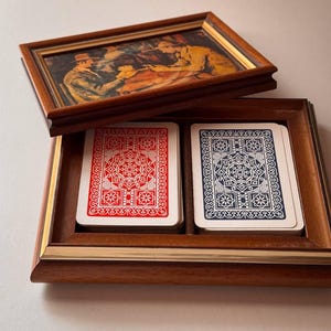 Vintage 1982 Spielkarten Deck – Retro Kartenspiel Geschenk für Freund oder Papa – Klassisches Sammlerstück für Poker oder Spieleabend