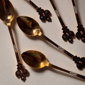 Vintage 1970s Damascene Spoons Set | 8 Gold-Tone Souvenir Spoons | Toledo Spain | Collectible Spanish Flatware | Gift for Collector