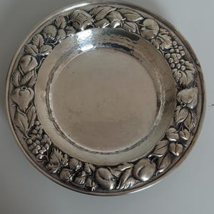 Może przedstawiać: Zestaw trzech ceramicznych kubków z nakrapianym, matowym wykończeniem. Kubki są w odcieniach kremu, jasnoszarym i ciemnoszarym. Każdy kubek ma prosty, minimalistyczny design.