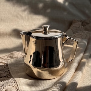 Antieke verzilverde Bauhaus-theepot: vroege 20e-eeuwse Duitse art-deco, koffiepot, metalen decor