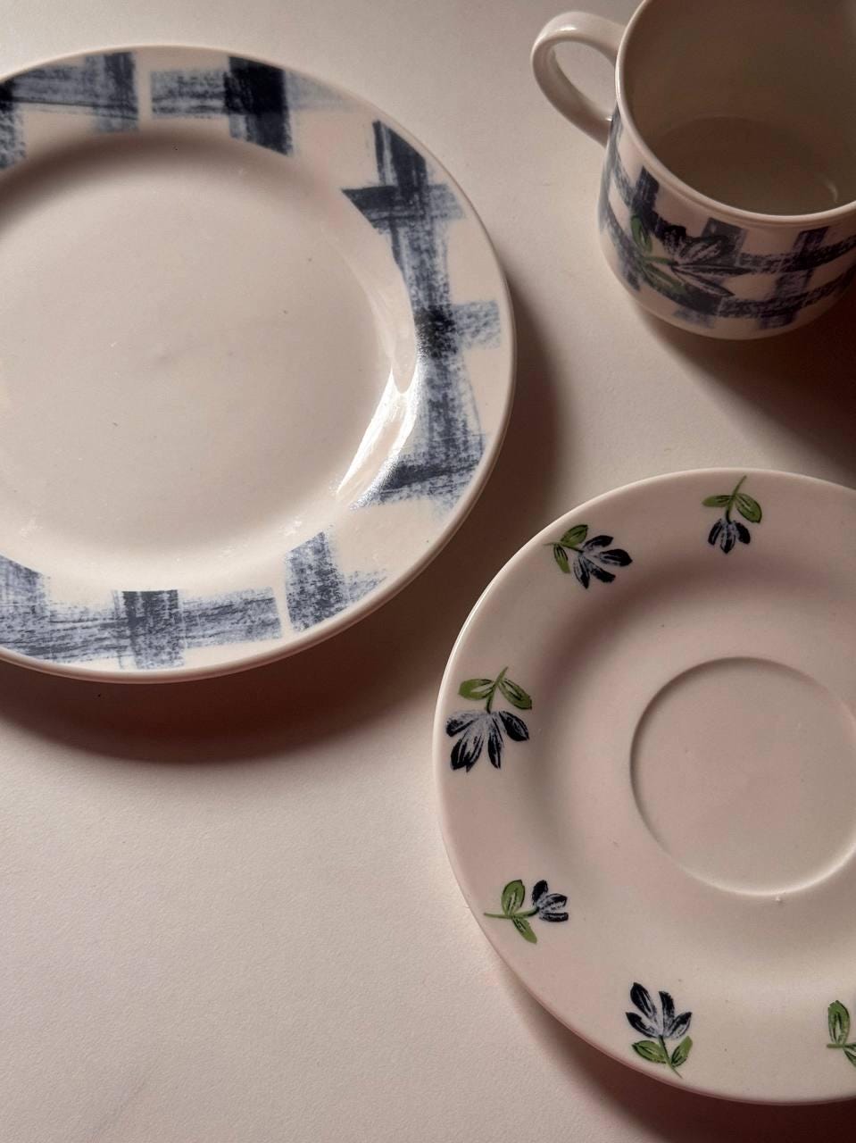 ヴィンテージドイツ磁器ティートリオ：花柄ティーカップ、ソーサー