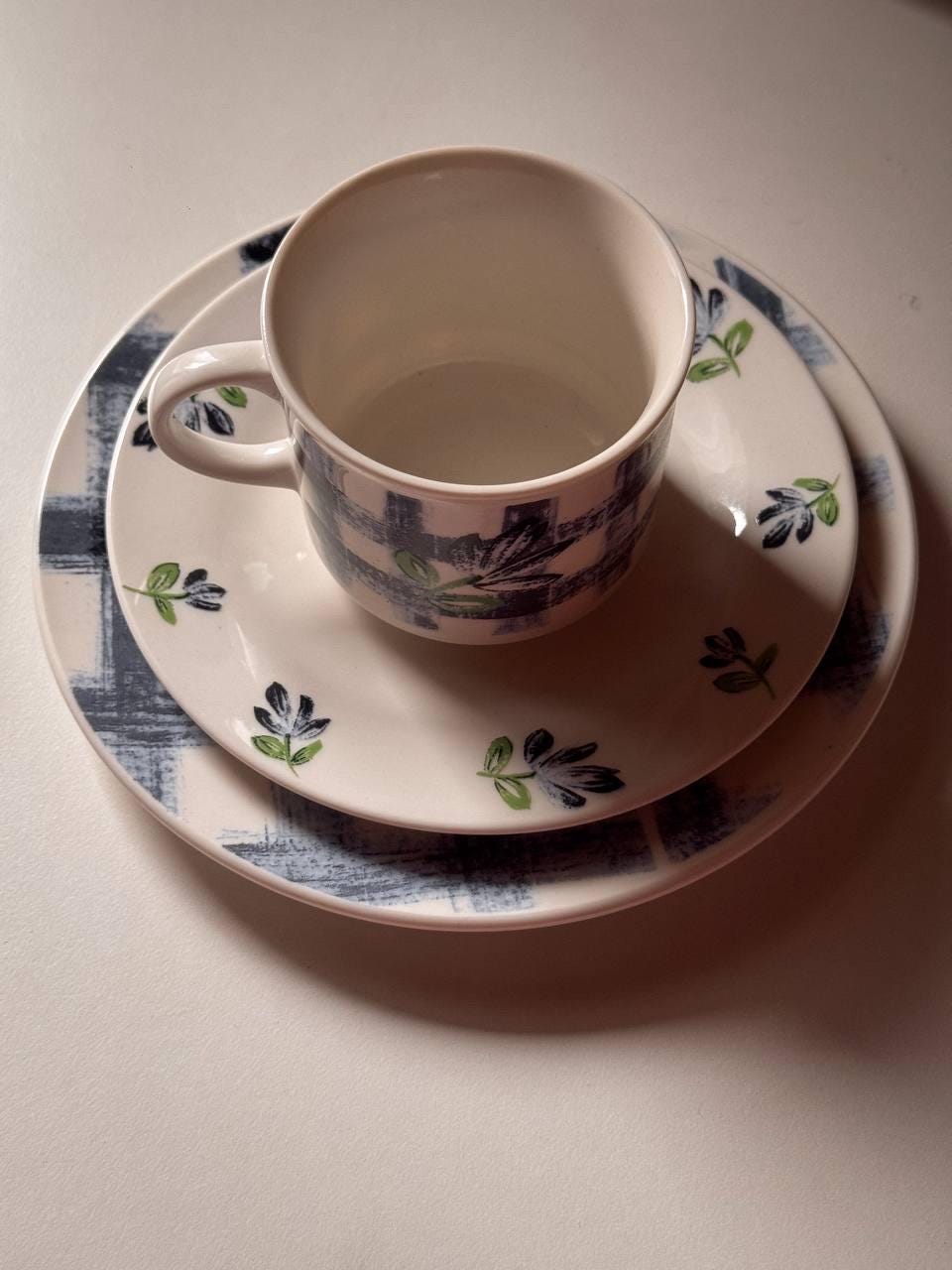 ドイツのアンティーク　ティーカップ　プレート　トリオ ヴィンテージドイツ磁器ティートリオ：花柄ティーカップ、ソーサー