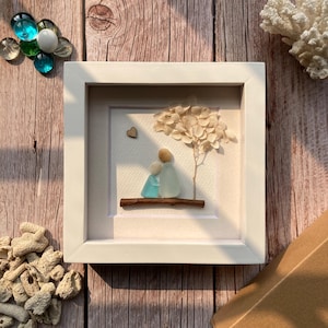 Cornice artistica personalizzata per mamma e bambino con ciottoli: regalo fatto a mano in vetro di mare