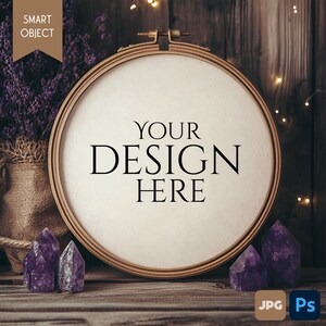 Maqueta de bastidor de bordado de madera y estilo bohemio morado. Maqueta de bordado en Photoshop y Canva. Maqueta de costura y punto de cruz. Objeto inteligente PSD con función de arrastrar y soltar.