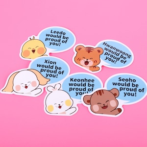 Könnte beinhalten: Ein Set mit sieben bunten Aufklebern mit Comic-Tieren und Sprechblasen. Jede Blase enthält eine Nachricht, die besagt, dass das Tier stolz auf dich ist. Zu den Tieren gehören ein Küken, ein Tiger, ein Kaninchen, ein Hund und eine Katze.