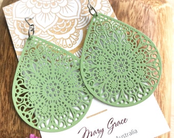 Helle Salbei grüne Ohrringe, Träne filigrane Ohrringe, Mandala Design Charm Ohrringe, Boho Hippie Schmuck