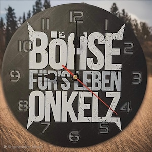 Può includere: Un orologio nero con testo bianco che recita "Böhse Für's Leben Onkelz". L'orologio ha uno sfondo nero e numeri bianchi.