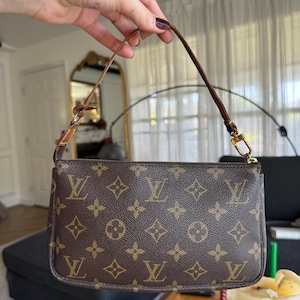 Authentic Louis Vuitton pochette shoulder bag , no D ring MADE IN FRANCE